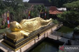 Pembersihan patung Buddha tidur di Mojokerto