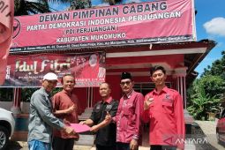 Bupati Mukomuko kembalikan formulir pendaftaran ke DPC PDIP