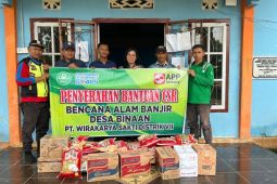 WKS serahkan bantuan kepada warga terdampak banjir di Geragai