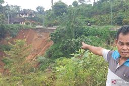 Belasan meter bahu badan Jalinsum di Tapsel amblas