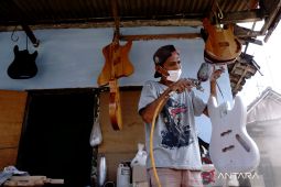 Perajin gitar elektrik di Jombang