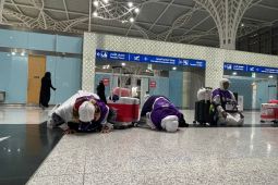 Tiba di Bandara Madinah, jamaah Embarkasi Makassar 05 sujud syukur