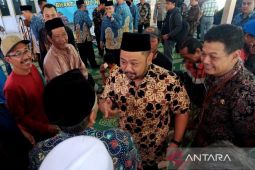 Cuaca buruk, Pemkab Gresik bagikan seribu paket sembako untuk nelayan