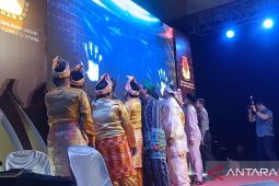 Launching pilbup Labura, KPU tampilkan Lebah Bergantung