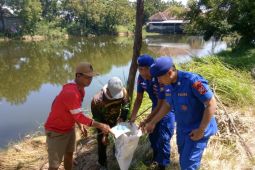 Satpolairud bersih-bersih sampah wilayah pesisir Sidoarjo