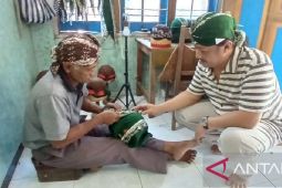 Usaha kerajinan belangkon di Kediri semakin ramai pesanan
