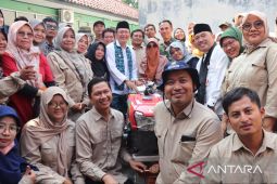 Pemkab Bekasi serahkan bantuan 52 pompa air ke kelompok tani
