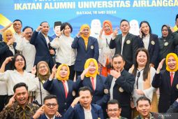 Khofifah kukuhkan PW IKA Unair Kepri