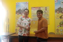 Isyak Meirobie kembalikan formulir pencalonan bupati ke tiga partai politik