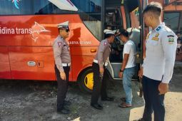 Polres cek kelayakan angkutan umum di Pesisir Barat cegah lakalantas