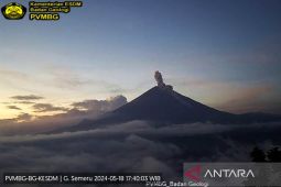 Semeru erupsi disertai luncuran awan panas sejauh 3 km