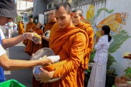 Tradisi Pindapata sambut Waisak di Malang