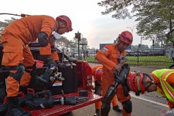Badan pesawat yang jatuh di BSD dipotong untuk evakuasi korban