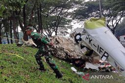 Puing pesawat PK-IFP diangkut ke dua kendaraan berat