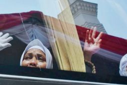 Bupati Karawang  melepas keberangkatan ratusan calon haji kloter 18