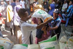 Penyaluran bantuan pangan di Sidoarjo