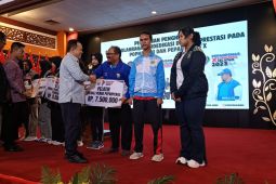Gubernur Jambi serahkan bonus Popnas dan Peparpenas