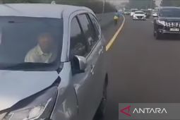 Tiga mobil tabrakan beruntun akibat anak kecil nyebrang tol