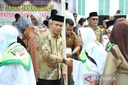 Lepas 276 calon haji, Sekda Palas : Jaga kekompakan dan kehormatan bangsa