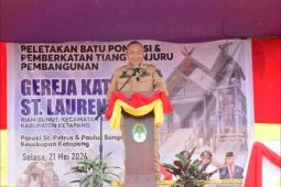 Sekda Ketapang meletakkan batu pertama pembangunan gereja dekat masjid