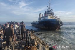 Sebuah Kapal tugboat kandas di bibir Pantai Abdya