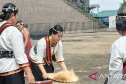 PGD Kalbar ke-38  melestarikan budaya menumbuk dan menampi padi