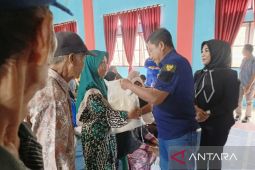 Pemkab Gorontalo serahkan bantuan beras bagi warga kurang mampu