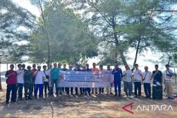 PLN UPK Babel bersama masyarakat bersihkan sampah di Pantai Karang Emas Air Anyir