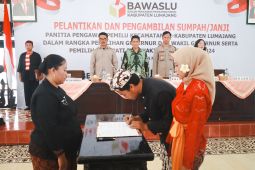 Ketua Bawaslu Lumajang ingatkan 63 panwascam pilkada jaga integritas