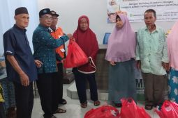 Lazismu Bangka salurkan puluhan paket sembako