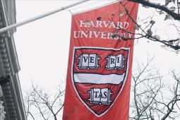 Universitas Harvard menahan 13 gelar mahasiswa, ratusan "walkout" saat upacara wisuda