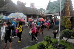 Hujan ringan hingga lebat diprakirakan turun di sejumlah kota