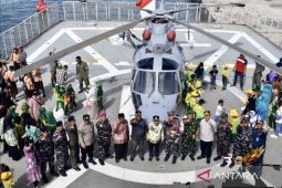 Empat KRI Operasi Trisila di Fakfak gelar open ship dan bakti sosial