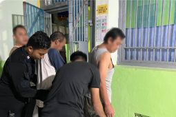 Petugas sita barang terlarang milik warga binaan Lapas Kelas I Madiun
