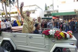 Eri Cahyadi kenalkan busana "Manten Pegon" saat "Surabaya Vaganza"