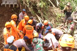 Tim SAR evakuasi lima korban tertimbun longsor di Minyambouw Pegaf
