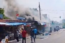 Beberapa toko di Rawamangun terbakar diduga akibat gas bocor