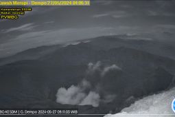 Gunung Dempo erupsi keluarkan material setinggi 300 meter