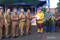 Pemerintah Bangka Barat serahkan enam ambulans untuk puskesmas