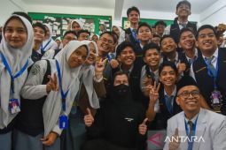 Musisi dunia Alan Walker nikmati unjuk kebolehan siswa al azhar medan