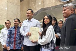 Menteri ATR/BPN serahkan  dua sertifikat tanah kepada Nirina Zubir