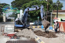 Pemkot Madiun percantik trotoar kawasan Taman Wisata Ngrowo Bening