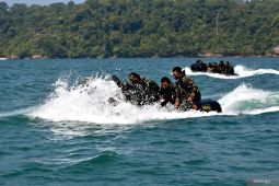Latihan perahu karet marinir di Malang