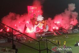 Liga 1 - Bali United kena denda Rp250 juta akibat suporter nyalakan flare