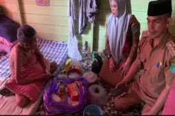 Disabilitas dan lansia di Tanah Bumbu terima Bansos