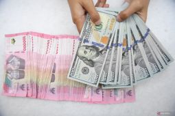 Rupiah tergelincir seiring pasar tunggu rilis data perekonomian AS