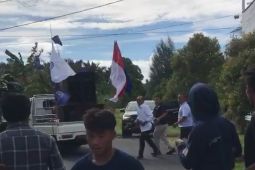 Tidak indahkan permintaan, Bupati Frans bubarkan massa unjuk rasa dengan sebilah parang