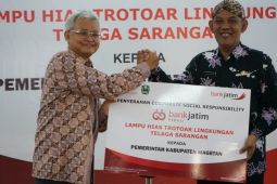 Pemkab Magetan terima lampu hias trotoar dari Bank Jatim