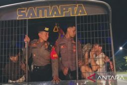 Polisi Surabaya pulangkan "Bobotoh" dengan pengawalan