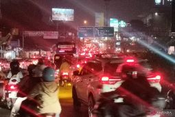 Volume kendaraan Jalur Wisata Puncak meningkat hingga dua kali lipat pada Sabtu